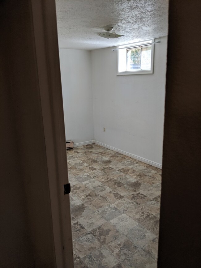 Building Photo - 2 bedroom 1 bath basement duplex with larg...