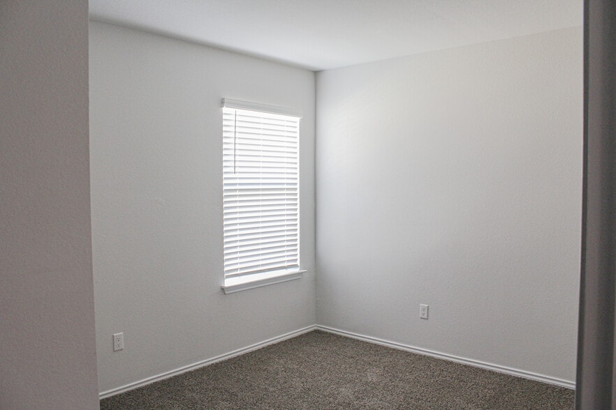 Building Photo - 1013 Velvet Ct