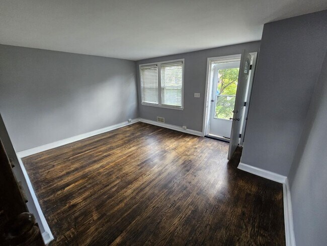 Building Photo - Recently Updated 3 Bedroom/ 1.5 Bathroom T...