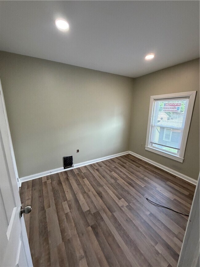 Building Photo - 470 W 1st St