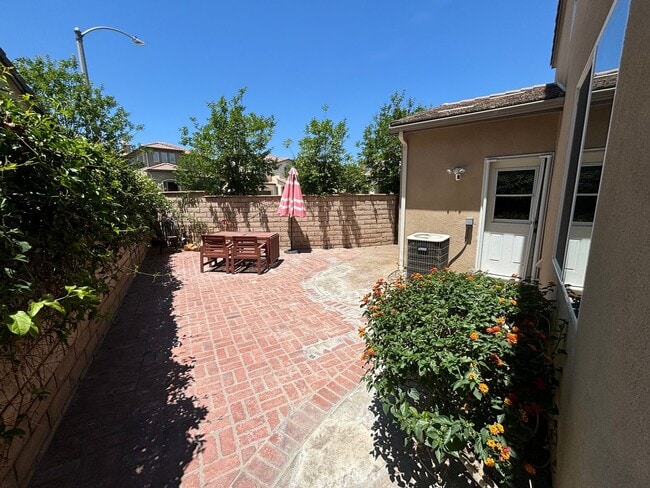 Building Photo - Stunning 3-Bedroom Home with Resort-Style ...
