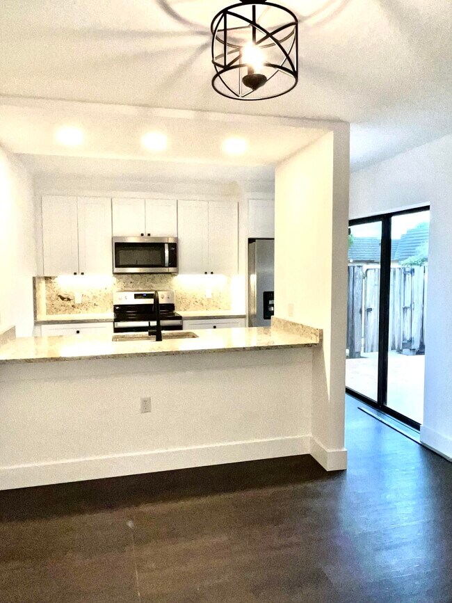 Building Photo - 904 9th Way