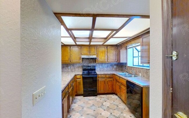 Building Photo - Duplex 2/2 Near shopping and Integris Southwest