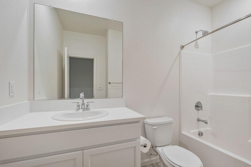 Building Photo - 830 Holdenhurst Ln