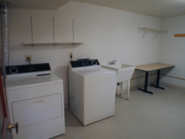 Building Photo - House For Lease