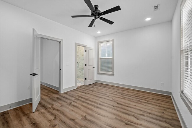 Building Photo - Duncan St Duplex