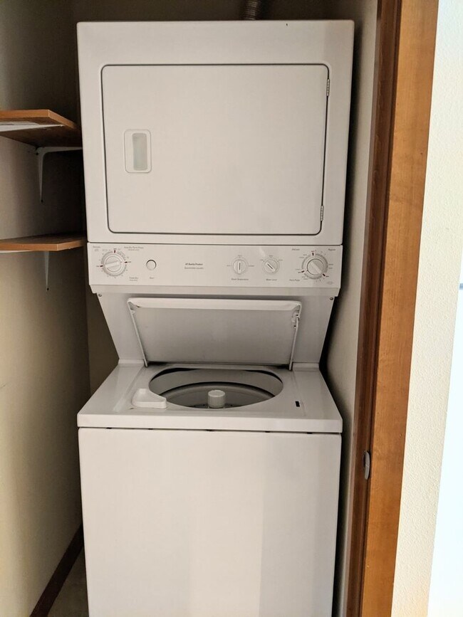 Building Photo - Centrally Located Condo