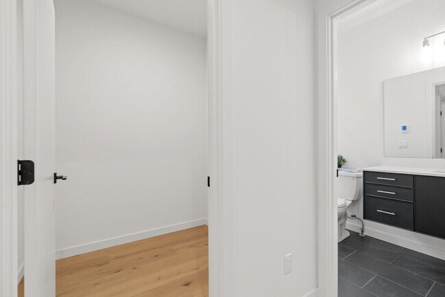 Building Photo - Like new 2 bedroom townhome in Georgetown