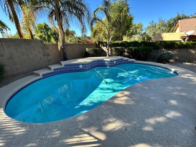 Building Photo - 3 Bed/ 2 Bath Home with Den in Arrowhead Ranch with Pool!