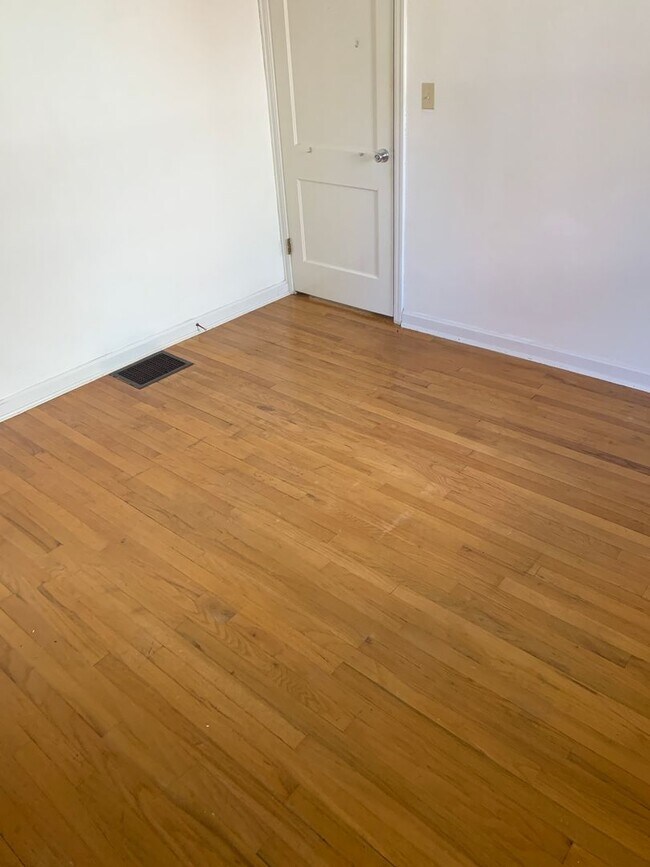 Building Photo - Lovely Ranch Home with Hardwood Floors and...