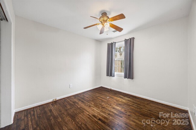 Building Photo - 512 Wakefield Dr