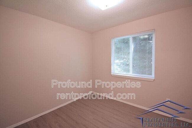 Building Photo - 1448 NE Thomas Ct