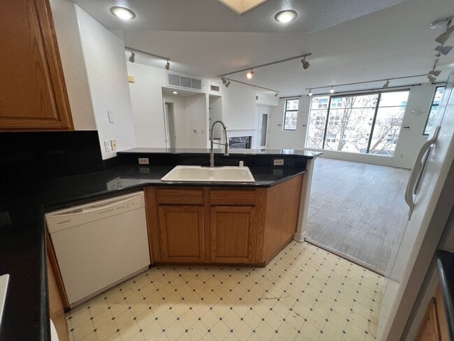 Building Photo - $3,595 - Beautiful and Spacious Downtown San Jose 2bd/2ba Condo in a Luxury Complex Next To SJSU