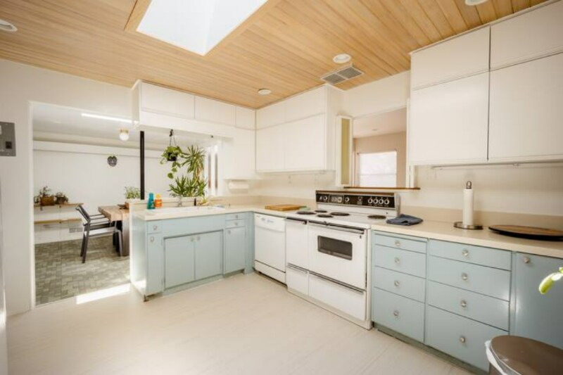 Building Photo - 2102 Mariposa Ave