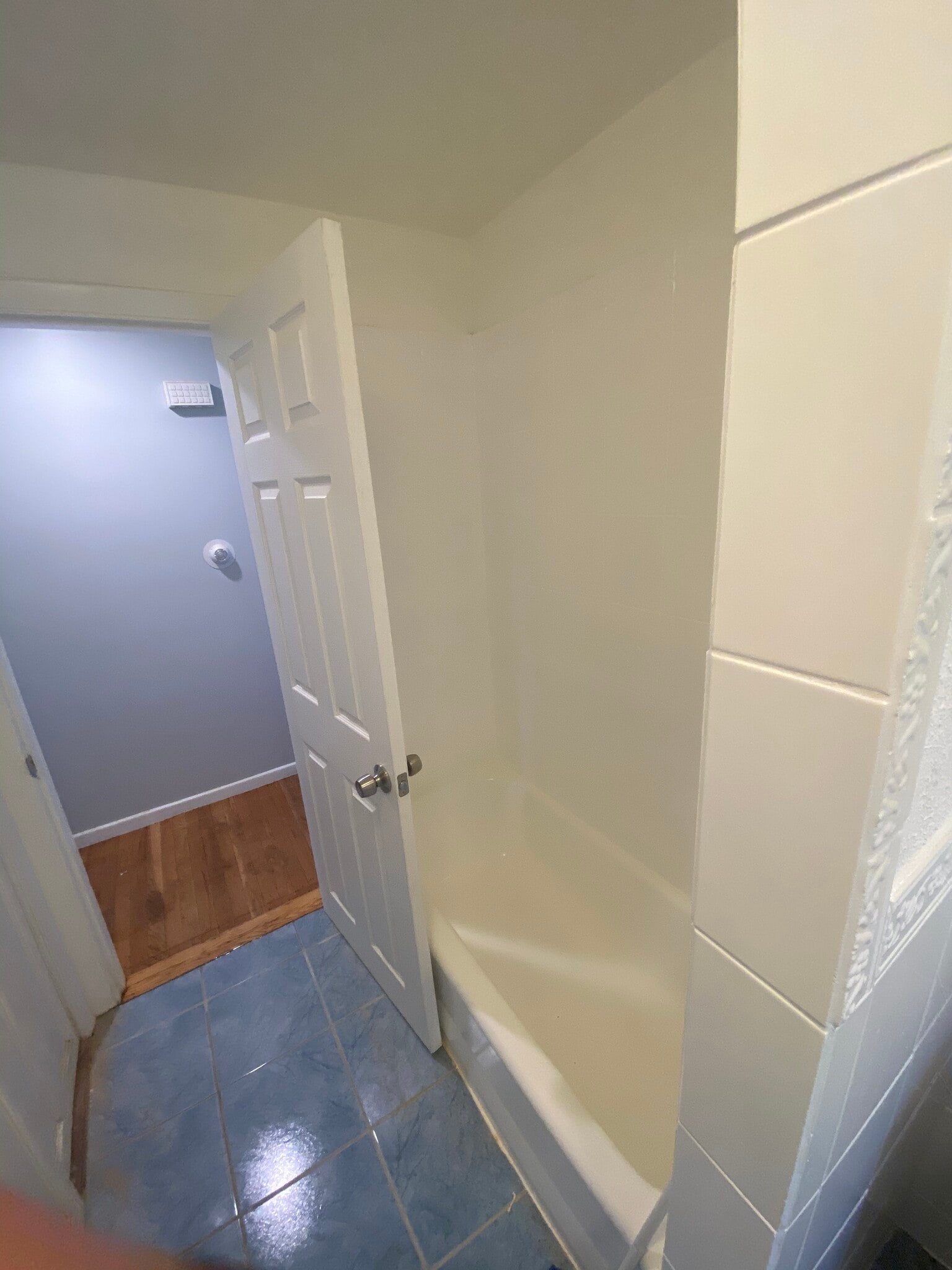 Full Bathroom - 121 Orlando St