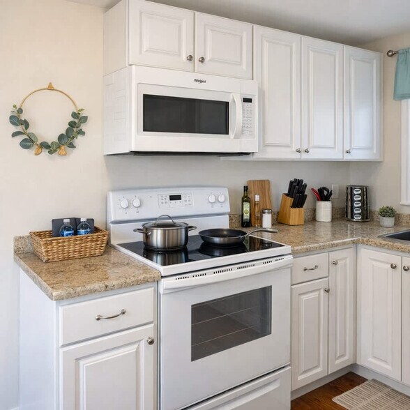 Building Photo - 905 Hill St