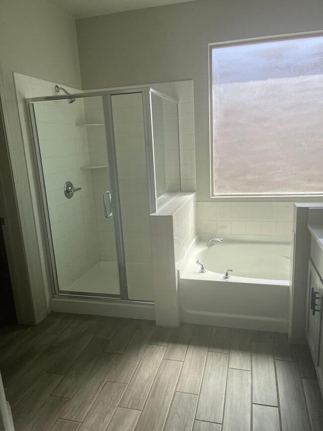 Building Photo - Beautiful Like New 4 Bedroom 3 Bathroom ho...