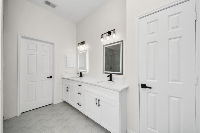 Building Photo - 811 Childers Ct