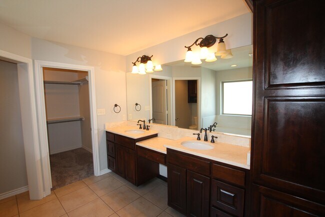 Building Photo - Coming Soon! Luxurious 3 Bed 2.5 Bath Rent...