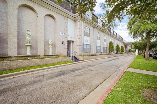 Building Photo - 2601 Bellefontaine St