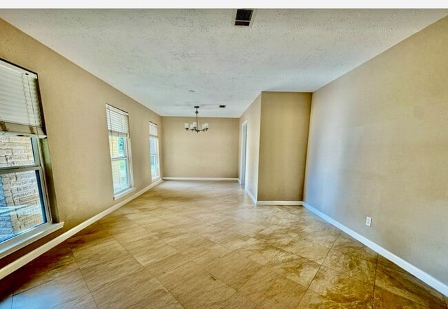 Building Photo - 28922 Savannah Dr