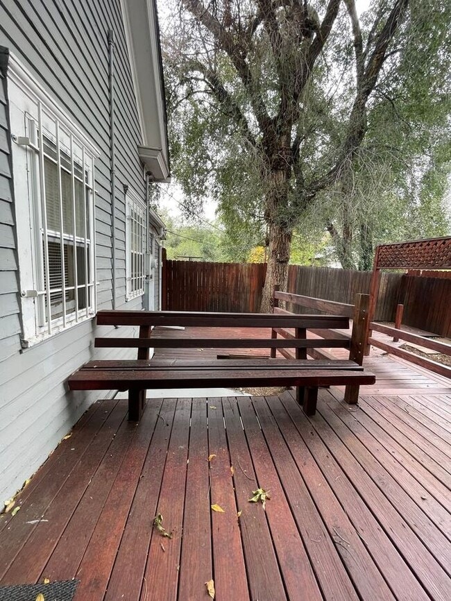 Building Photo - 3 Bedroom rancher in desirable West Side C...