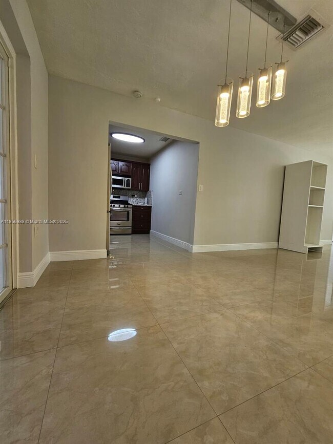 Building Photo - 1020 N 74th Way