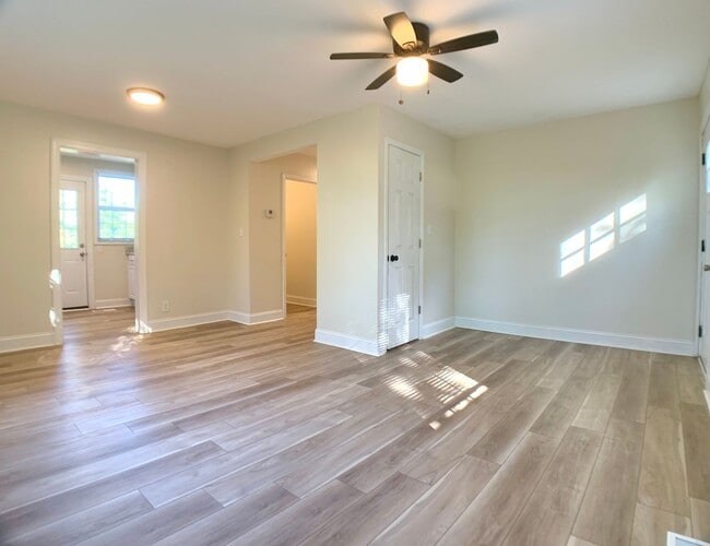 Building Photo - 47 Maple St