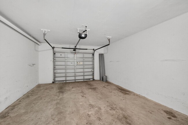 Building Photo - 1100 Crestwood Ct S