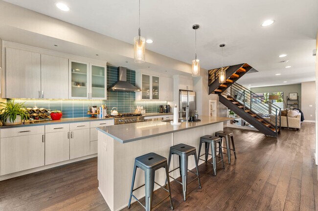 Building Photo - 1544 Utica St