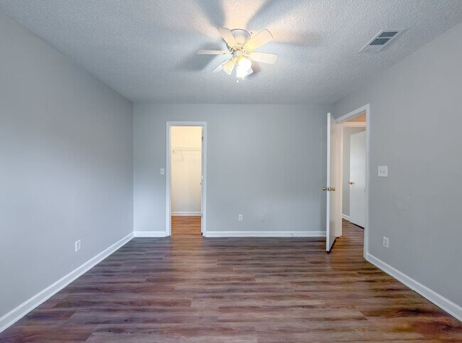 Building Photo - LOVELY SE 3/2 w/ New Paint, Fireplace, Fenced Yard, Vaulted Ceilings, Washer/Dryer, & No Carpet! ...