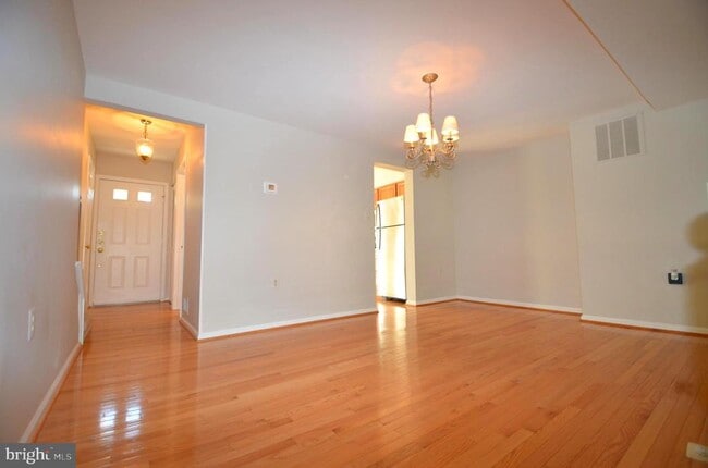 Building Photo - 5676 Ridge View Dr