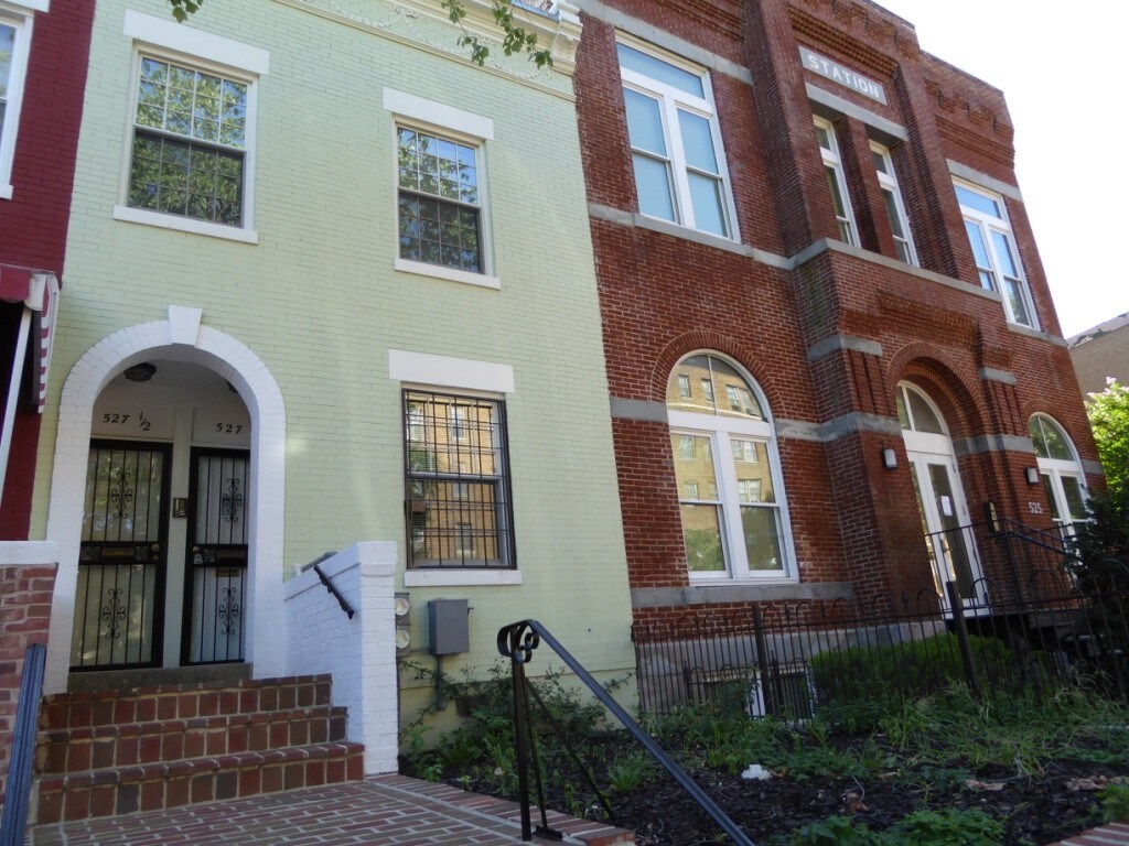 Building Photo - 527 9th St NE