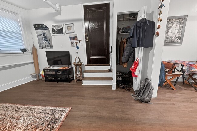 Building Photo - Newly Renovated 1 BR in Loyola on Lovely Quiet Block