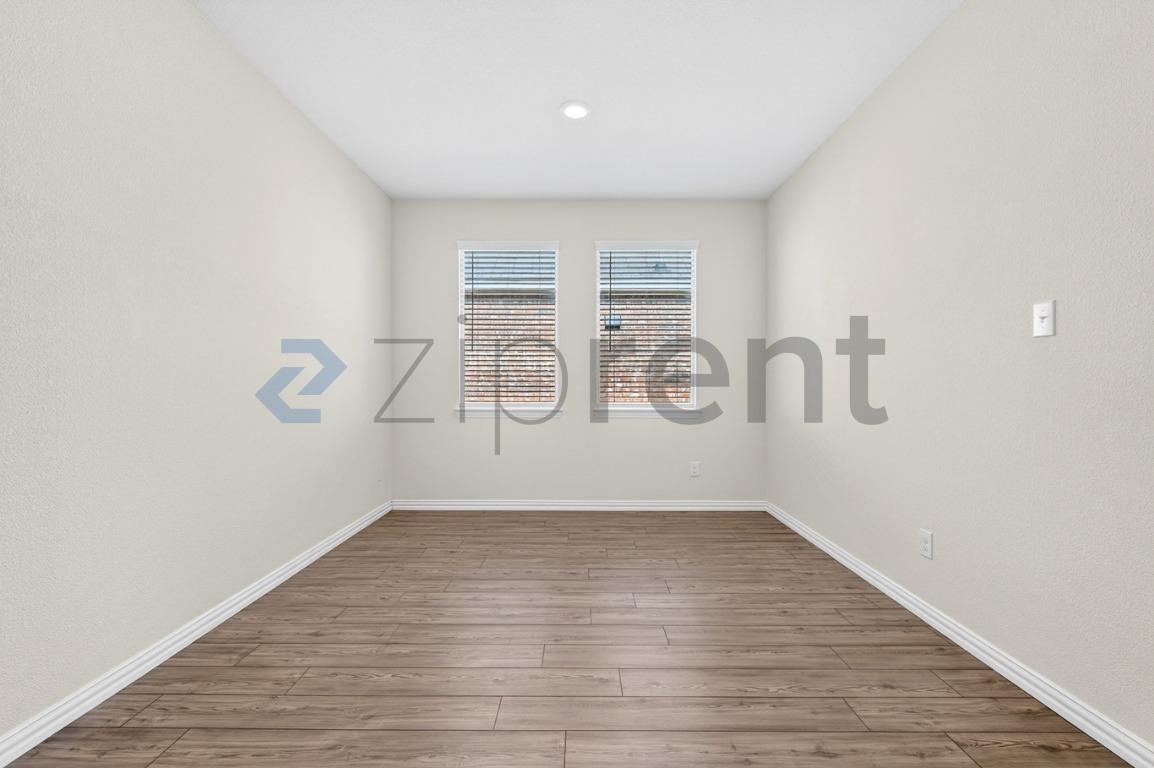 Building Photo - Unit