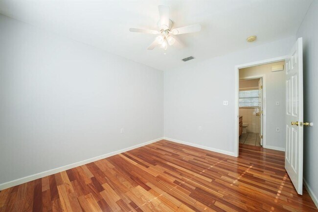 Building Photo - 1403 Broadmoor Dr