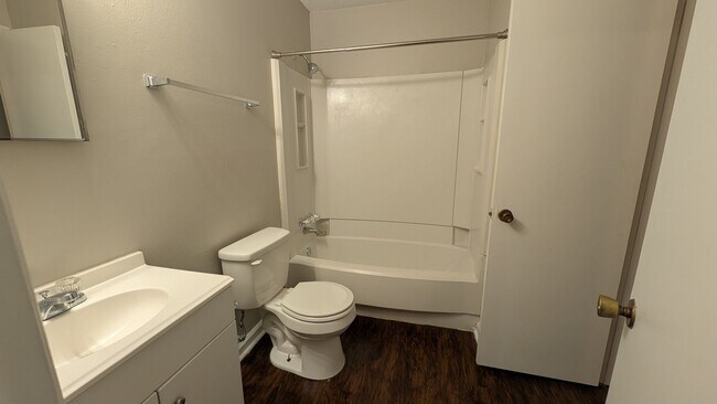 Building Photo - Spacious 2BD/2BA Duplex