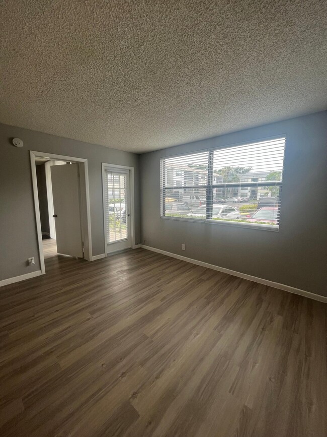 Building Photo - 714 Executive Center Dr