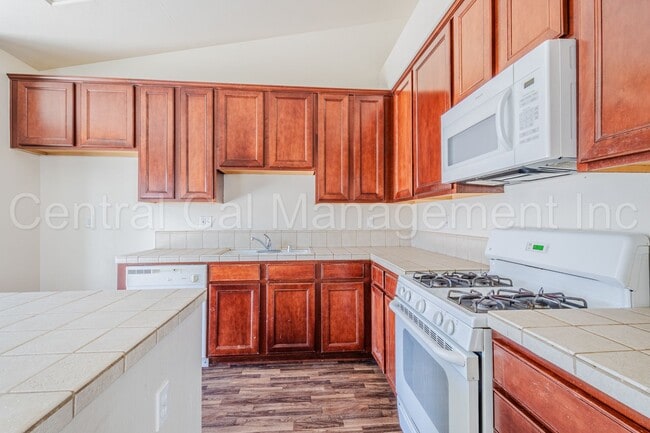 Building Photo - 4 Bedroom, 2 Bath Home in Desired Northwes...