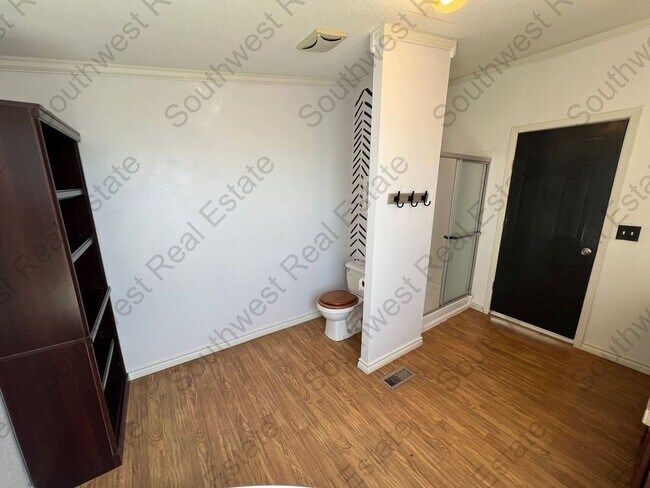Building Photo - Spacious 3 bedrooms 2 baths home- Storage ...