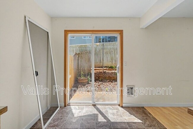 Building Photo - 5262 Springcrest Dr S