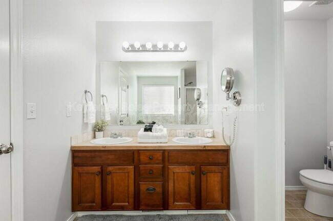 Building Photo - 879 N Traquair Pl