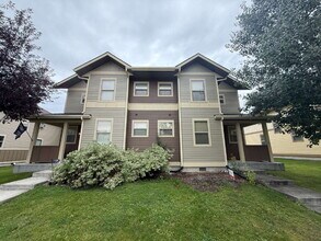 Building Photo - Spacious 4-Bedroom Condo in Valley West wi...