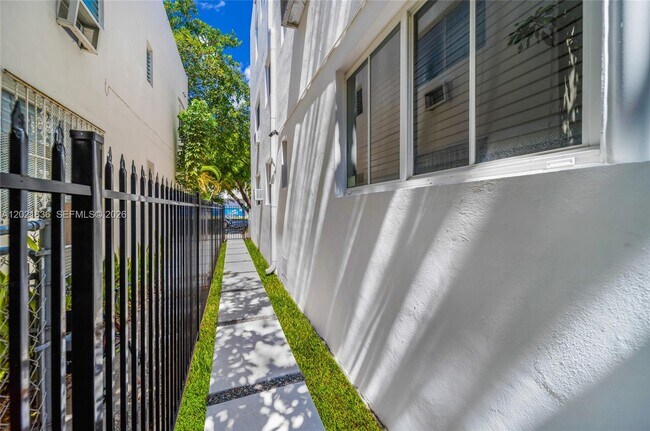 Building Photo - 408 25th St