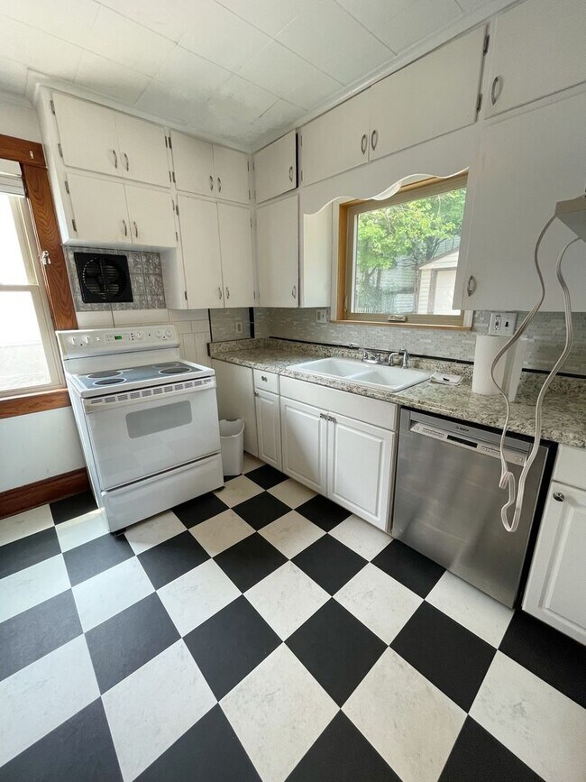 Building Photo - Three Bedroom House on Main St! | Parking, Laundry, and Central Air