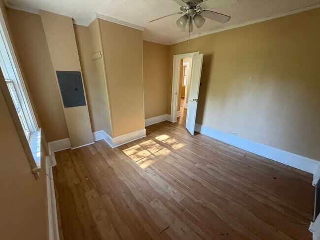 Building Photo - Charming 3 Bedroom Historic Cottage in Capitol Heights!