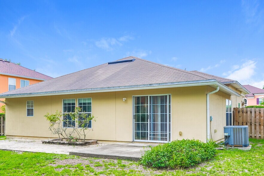 Building Photo - 11311 Justin Oaks Dr N