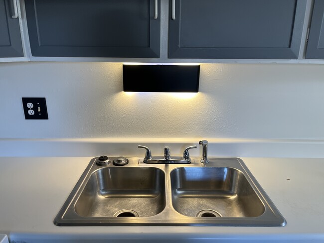 Double kitchen sink - 1149 Columbine St