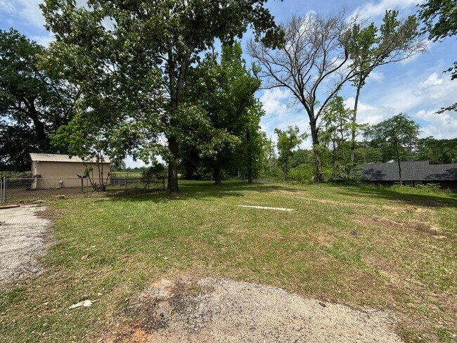 Building Photo - Lakeside Dream Home: Fully Remodeled 4BD/2BA Near Loop 323