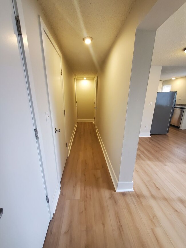 Building Photo - Now Available – Spacious 2 Bed / 1 Bath Ap...